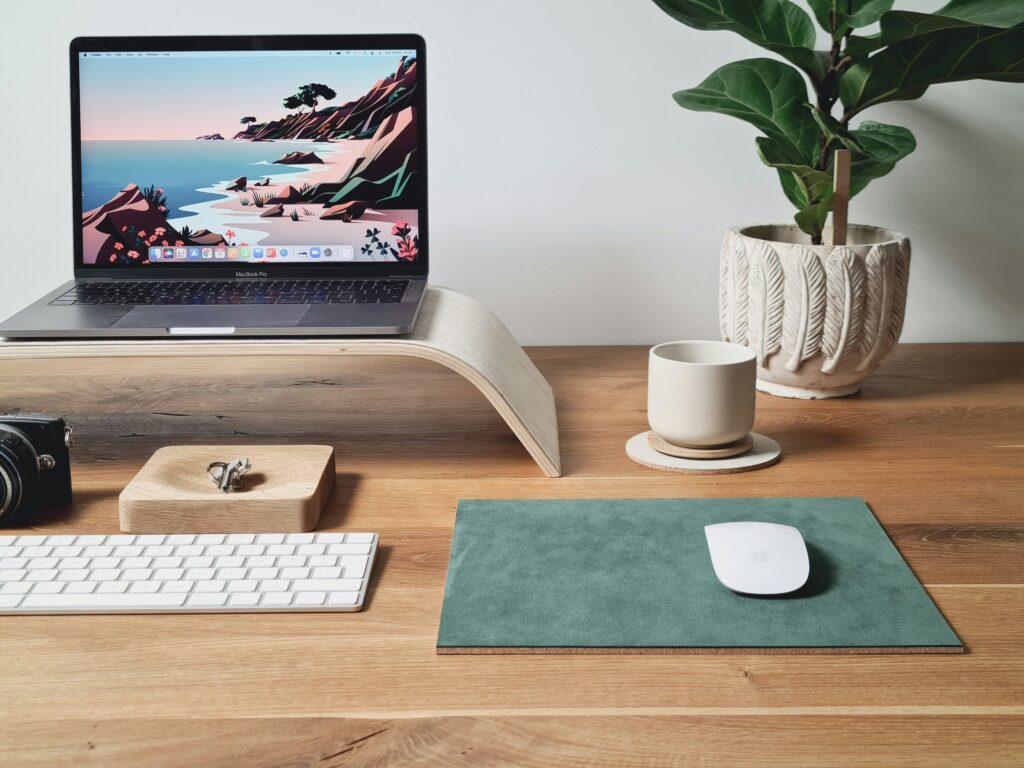 ordinateur-ouvert-sur-bureau